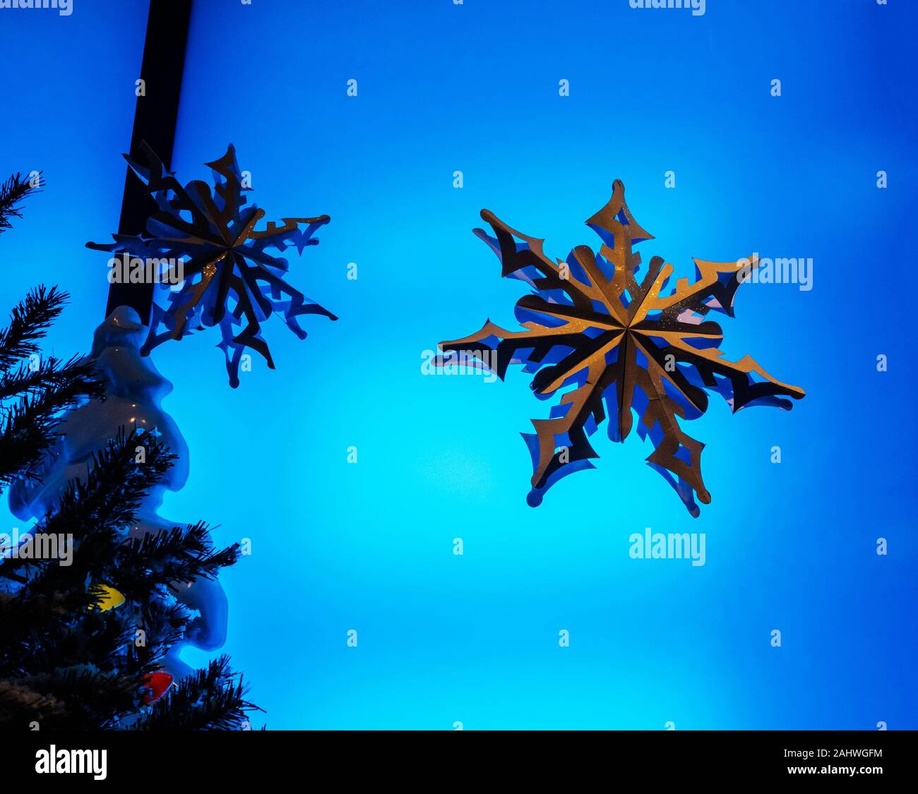 Neve realistiche scene e decorazioni natalizie tra cui doni visualizzato durante le vacanze di Natale in un negozio al dettaglio. Foto Stock
