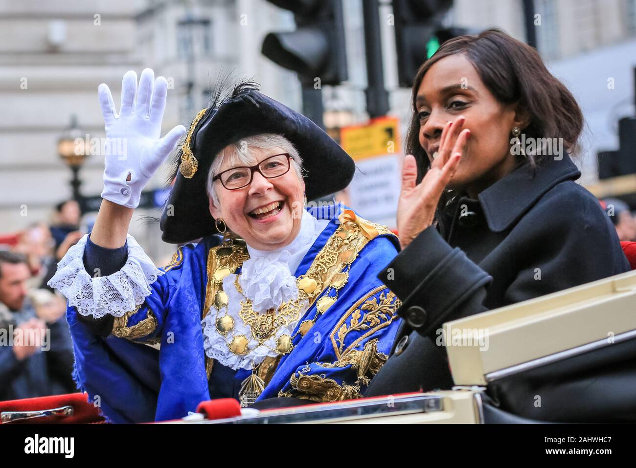 Il centro di Londra, il 1° gennaio 2020. Il sindaco di Westminster, Consigliere Ruth Bush, le onde a folle. Gli anelli di Londra nel 2020 con l'annuale "di Londra il primo giorno del nuovo anno Parade', più affettuosamente conosciuto dai londinesi come LNYDP, e le sue prestazioni spettacolari lungo un percorso attraverso il centro di Londra. Credito: Imageplotter/Alamy Live News Foto Stock