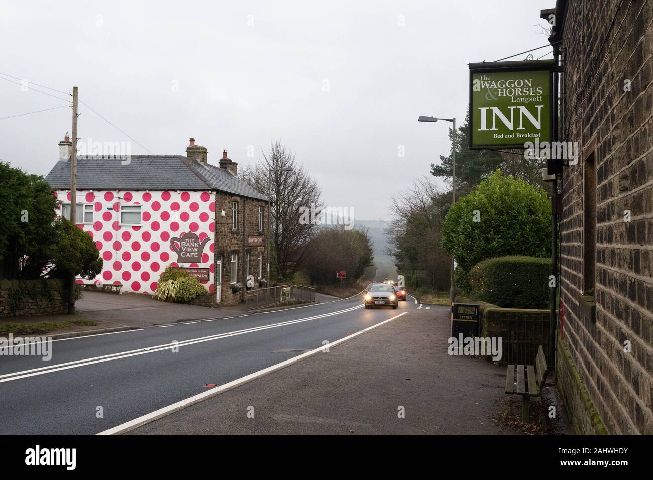 Langsett villaggio vicino Penistone, South Yorkshire - La Banca View Cafe con tour de yorkshire spot e il carro e cavalli Inn, England, Regno Unito Foto Stock