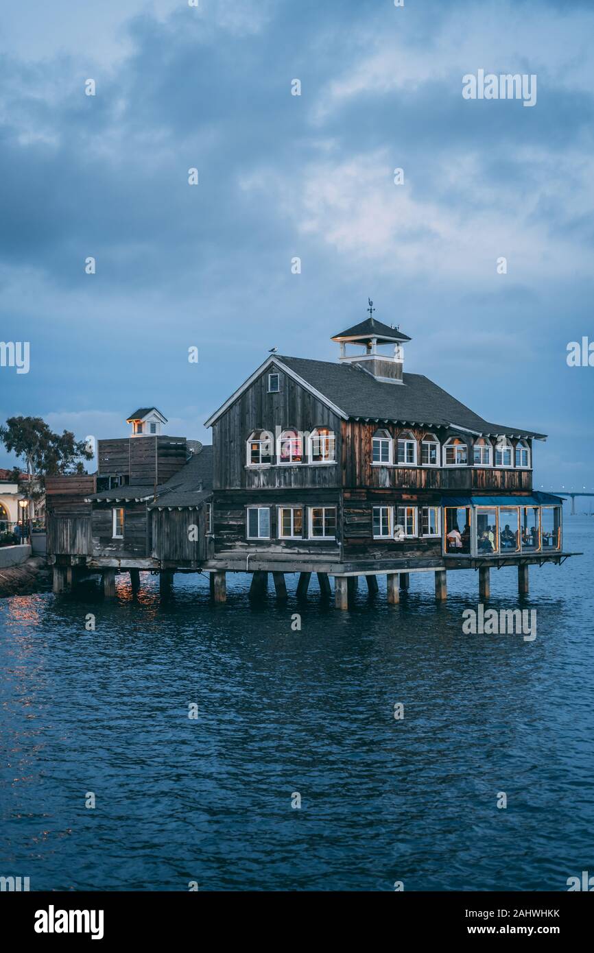 Il San Diego Pier Cafe, al Seaport Village, a San Diego, California Foto Stock