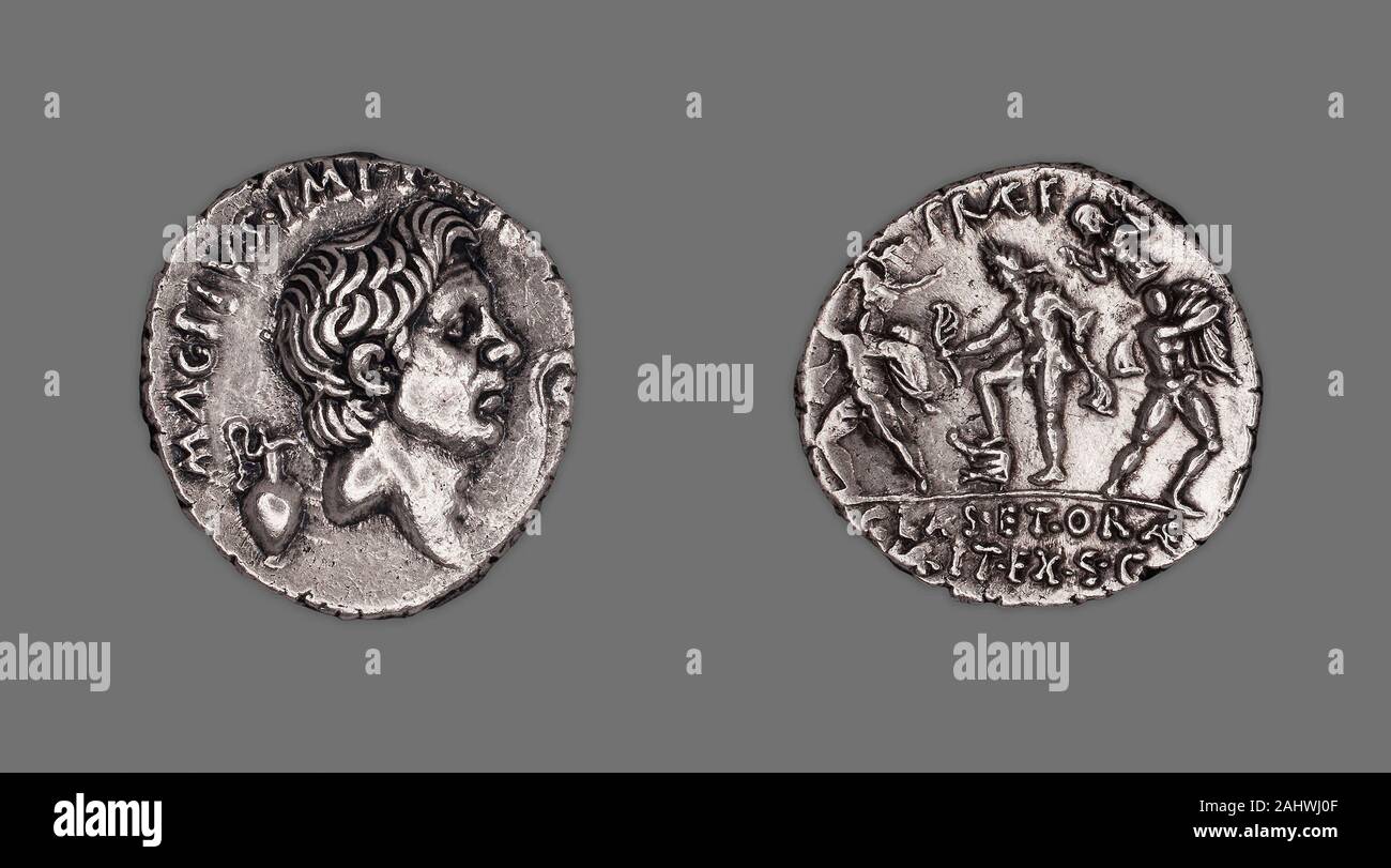 Antico romano. Denario (moneta) raffigurante Pompeo il grande. 42 BC-40 BC. Sicilia. Argento testa complementare di Pompeo il grande a destra; praefericulum e lituus a sinistra e rightInscribed PIVS MAG . IMP [ITER]Anapius Retromarcia e Amphinomus portano i loro genitori; tra, Nettuno sorge a sinistra, aplustre in diritto, mantello su braccio sinistro e il piede sul prowInscribed PREF CLAS.ET ORAE / MARIT.EX.S.C. Foto Stock