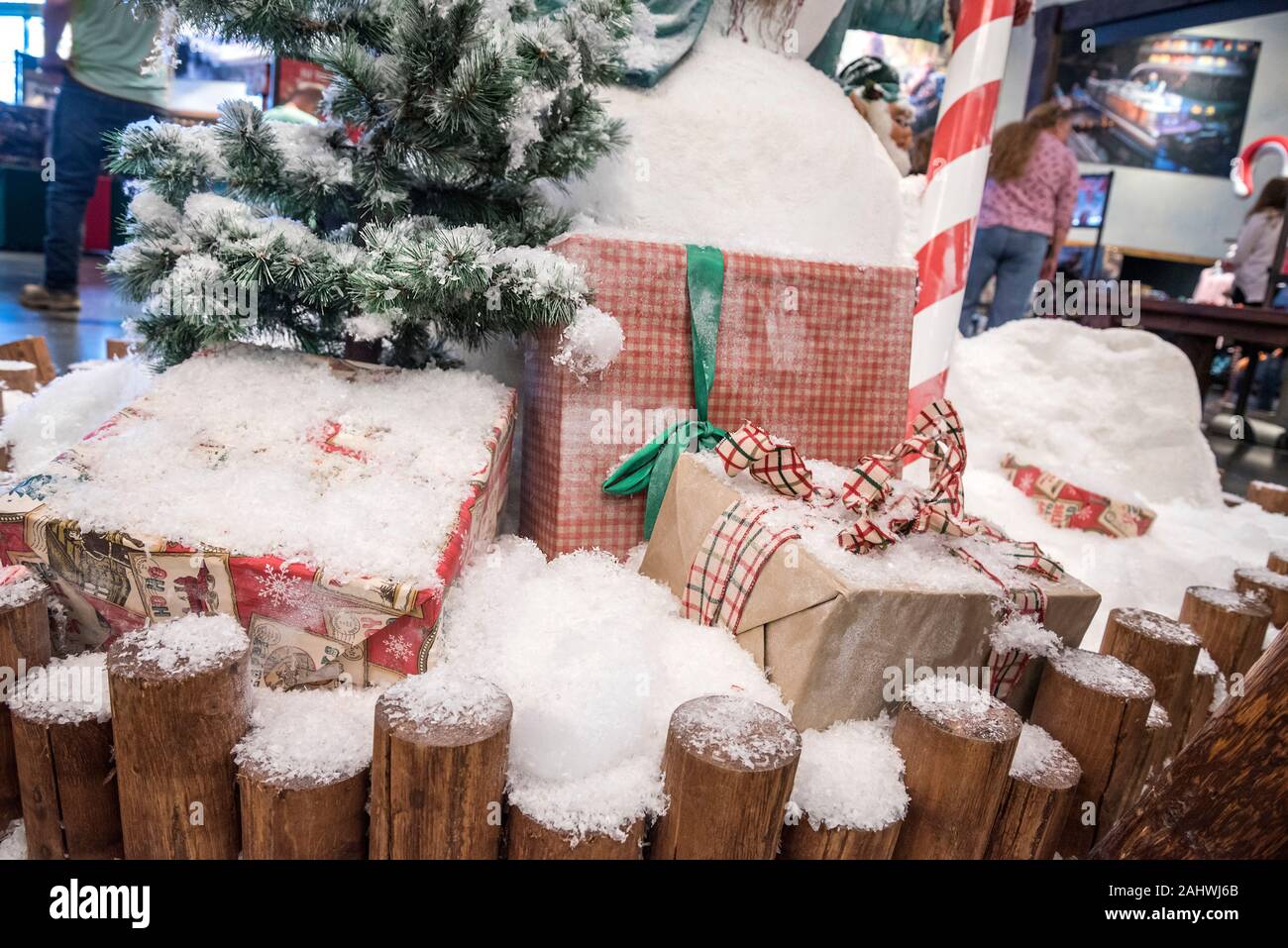 Le decorazioni di Natale in un negozio al dettaglio. Foto Stock