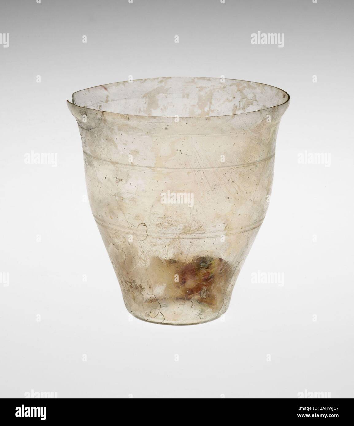 Antico romano. Bicchiere o tazza. 1 Annuncio-200 D.C. Impero Romano. Vetro  soffiato, tecnica conveniente inizialmente solo tra i ricchi, il vetro è  stato utilizzato nella Roma antica come contenitori per gli oli,