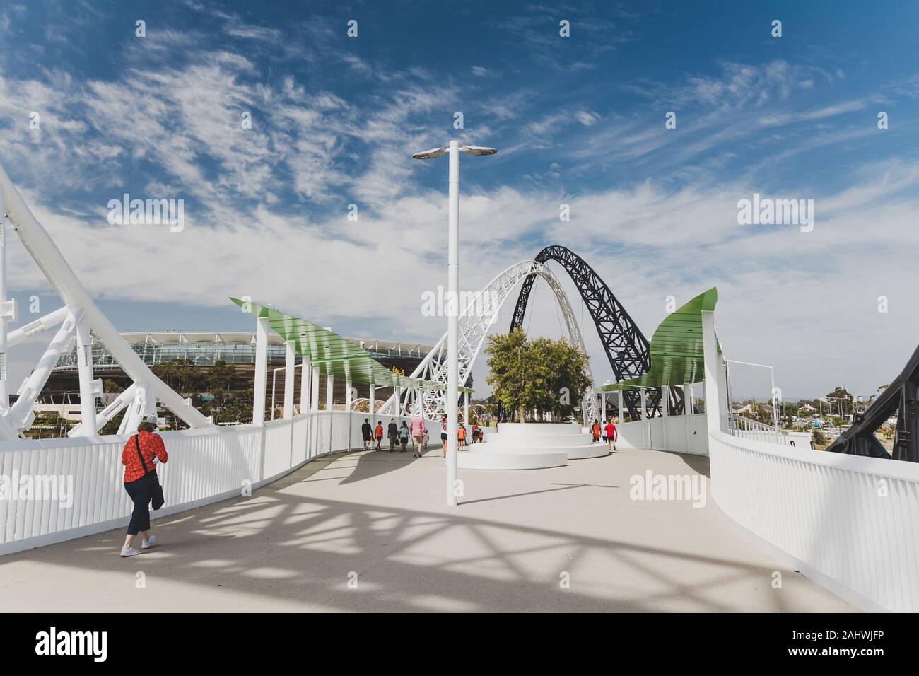 PERTH, Western Australia - Dicembre 26th, 2019: la Matagarup ponte sopra il fiume Swan nella città di Perth CBD Foto Stock