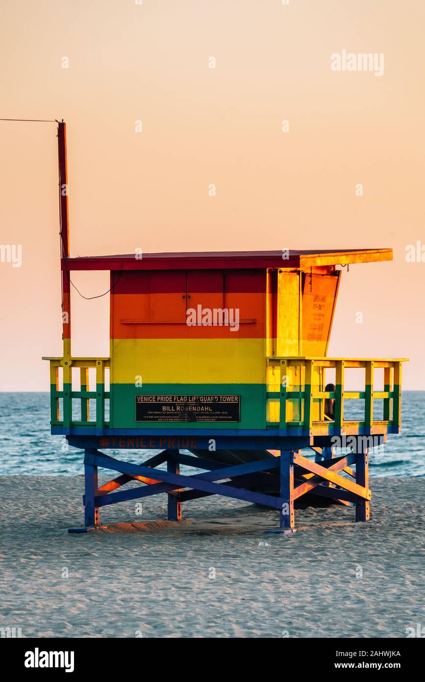 Venezia orgoglio bandiera Lifeguard Tower, a Los Angeles, California Foto Stock