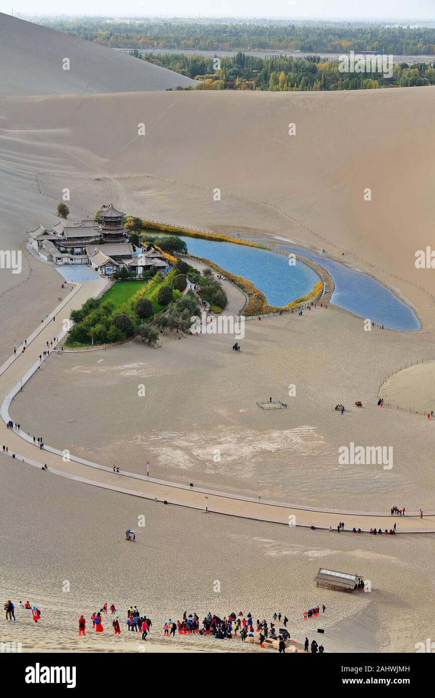 Crescent lago-Yueyaquan tra canto o Echeggiare sabbia montagna-Mingsha Shan. Dunhuang-Gansu-Cina-0657 Foto Stock