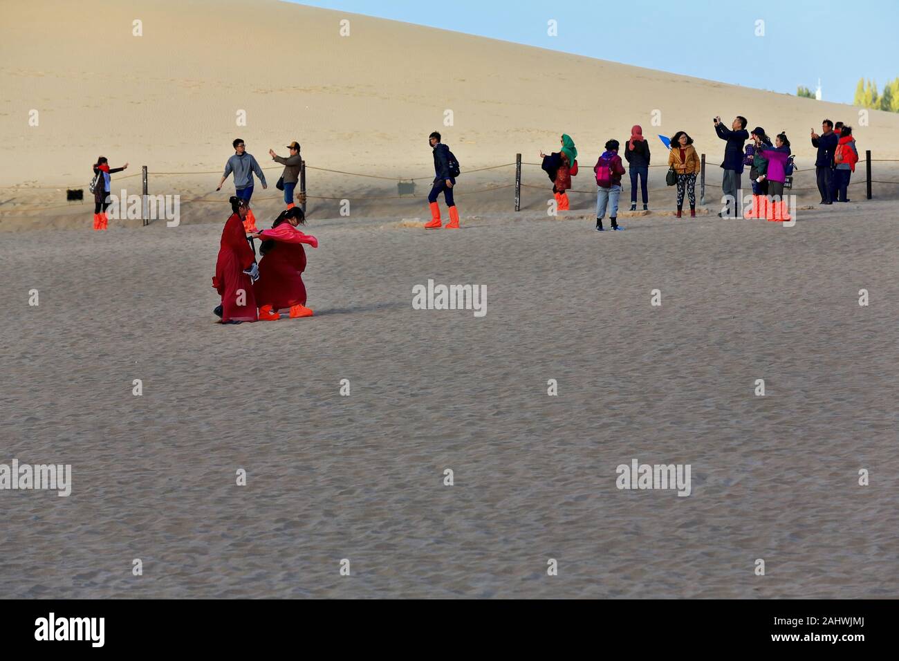 Turisti locali sulle dune intorno al lago Crescent-oasi Yueyaquan. Dunhuang-Gansu-Cina-0662 Foto Stock