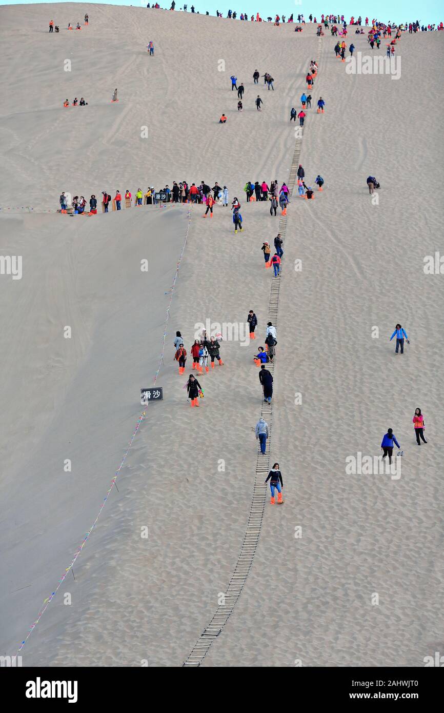 Slitte-rider sulle dune intorno al lago Crescent-Yueyaquan oasi. Dunhuang-Gansu-China-0682.2 Foto Stock