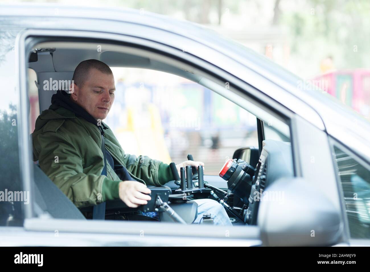 Auto con il volante per piloti disabili Foto Stock
