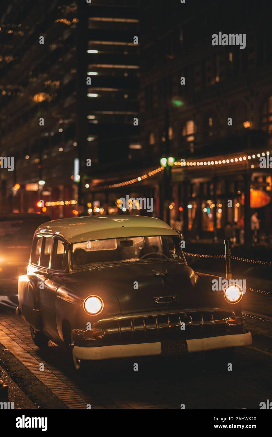 Un vintage auto sulla strada principale nel centro di Houston, Texas Foto Stock