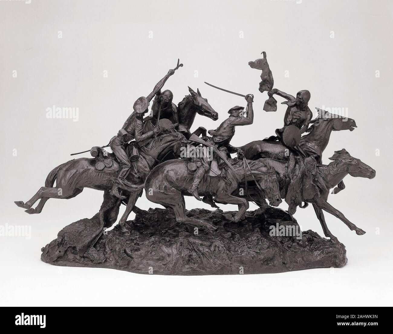 Frederic Remington (Scultore) , bronzo romano Works Inc. Cast (DA). Il vecchio dragoni di 1850. Modellato 1905 , Cast 1906-1907. Stati Uniti (Artista della nazionalità), New York (oggetto realizzato in). Bronzo con patina nero il vecchio dragoni di 1850 è un'altra impresa di Frederic Remington's realizzazione tecnica. Stretching, la torsione di uomini e cavalli si muovono a velocità superiore, raffigurato da Remington in un momento arrestato in tempo. Il complesso scultura suggerisce il caos del testimone oculare di osservazione, ma si raggiunge anche la coreografia monumentalità e unità di composizione sintetica. Remington progettato i suoi tre-dime Foto Stock