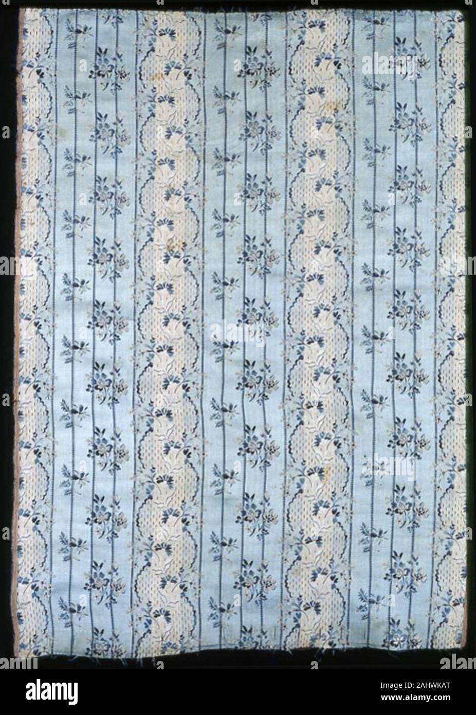 Pannello. 1775-1800. La Francia. Seta, warp-galleggiante di fronte raso; con l'auto-patterning di trame di terra e strisce di armatura di tela con modellazione complementare orditi Foto Stock