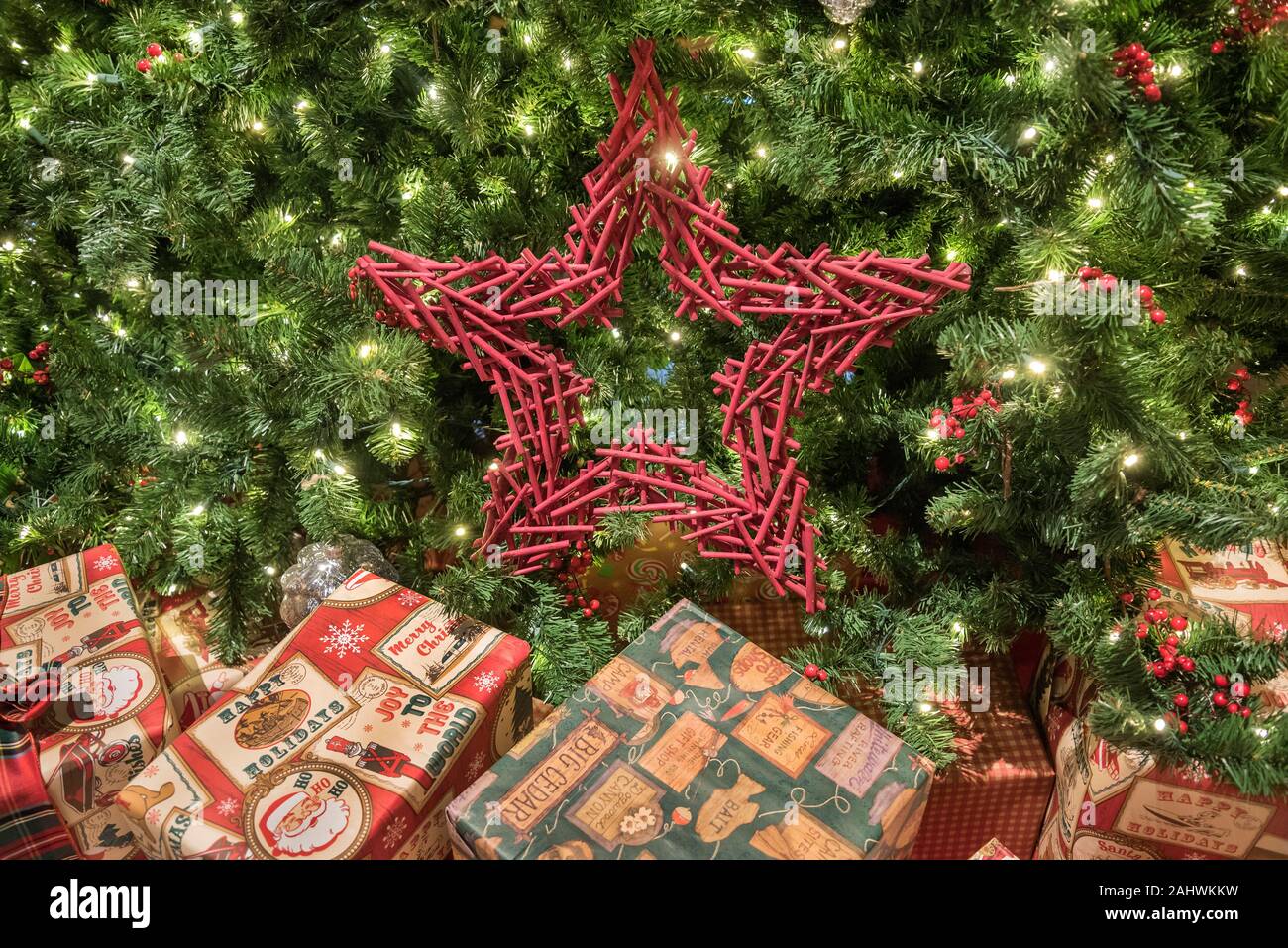 Le decorazioni di Natale e regali sotto un grande albero di Natale. Foto Stock
