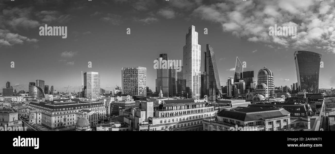 Vista panoramica sul settore finanziario e assicurativo quartieri della città di Londra e Iconici e moderni grattacieli di architettura incentrata su 22 Bishopsgate Foto Stock