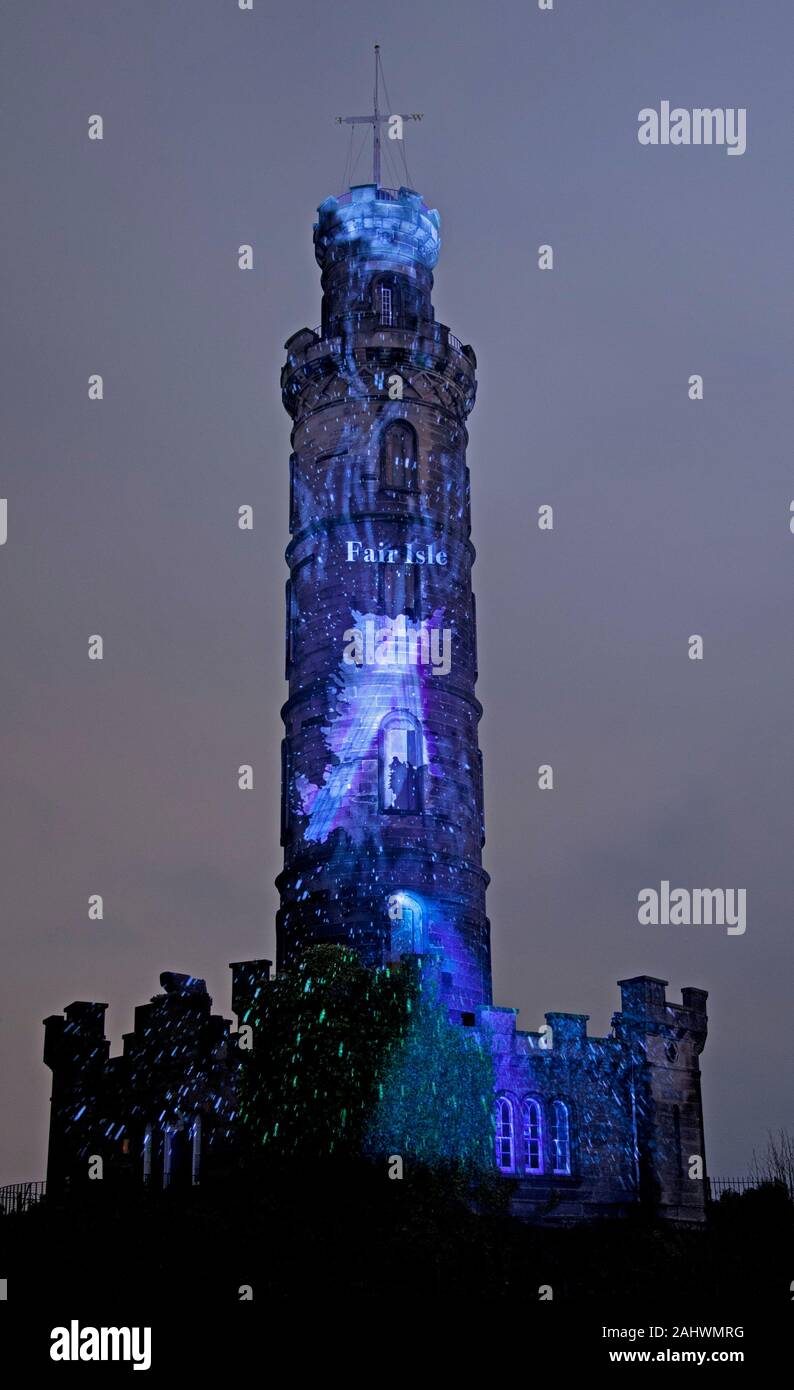 Messaggio dal cielo, illuminare e animare Monumento Nelson, Calton Hill, Edimburgo, Scozia, scrittore: Robin Robertson, Musica: Alasdair Roberts, proiezione: lato luminoso Studios.Robin Robertson's "diecimila miglia di bordo" ci conduce in un viaggio in Scozia la grande isola e geografia costiera, incorporante riflessioni personali su ciò che rende il paese del paesaggio balneare in modo solidale alla Scozia identità come una nazione dell'isola. Robertson narra il suo pezzo mentre il compositore Alasdair Roberts crea un raccordo partitura musicale ispirato da ceppi di musica scozzese. Foto Stock