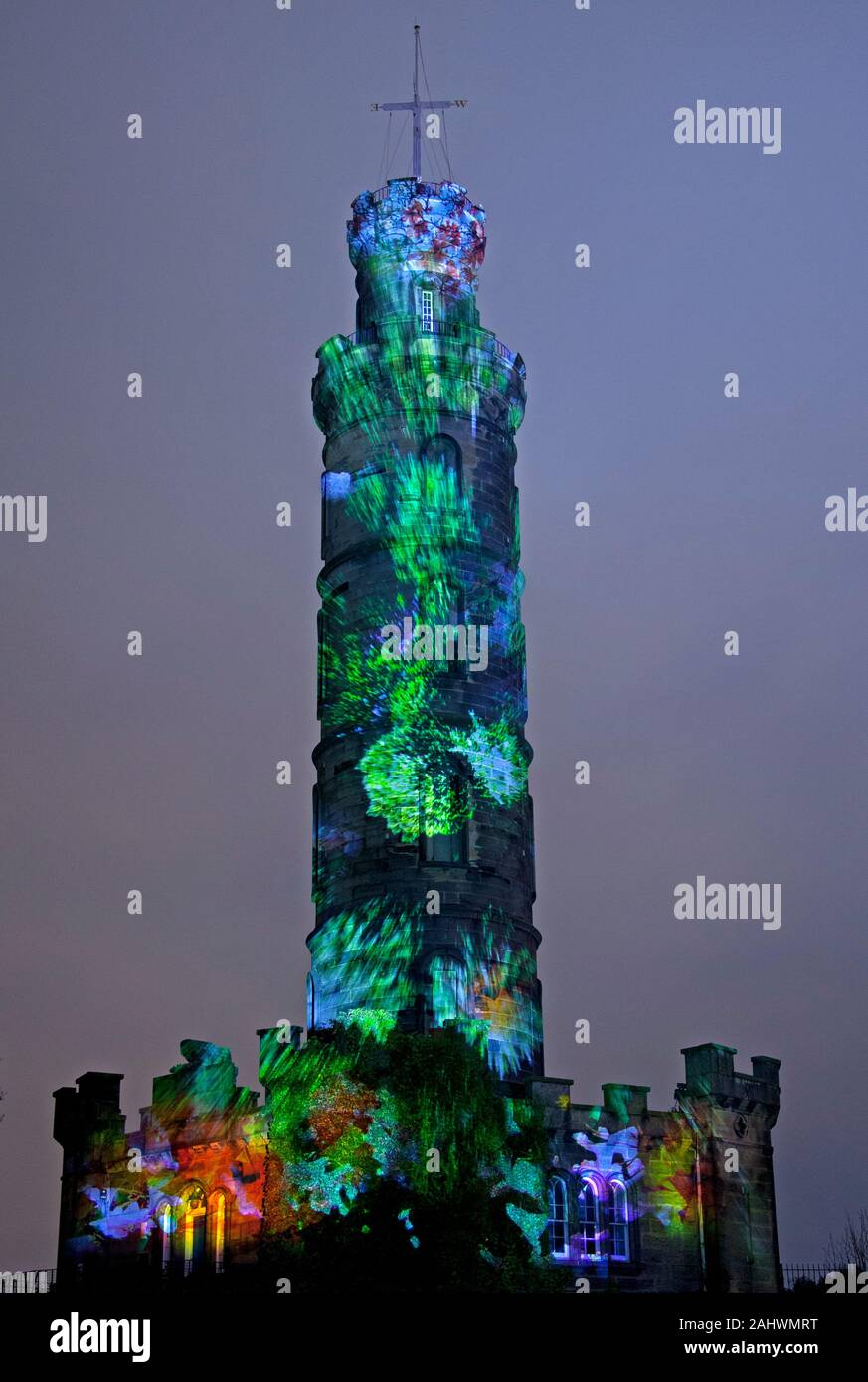 Messaggio dal cielo, illuminare e animare Monumento Nelson, Calton Hill, Edimburgo, Scozia, scrittore: Robin Robertson, Musica: Alasdair Roberts, proiezione: lato luminoso Studios.Robin Robertson's "diecimila miglia di bordo" ci conduce in un viaggio in Scozia la grande isola e geografia costiera, incorporante riflessioni personali su ciò che rende il paese del paesaggio balneare in modo solidale alla Scozia identità come una nazione dell'isola. Robertson narra il suo pezzo mentre il compositore Alasdair Roberts crea un raccordo partitura musicale ispirato da ceppi di musica scozzese. Foto Stock