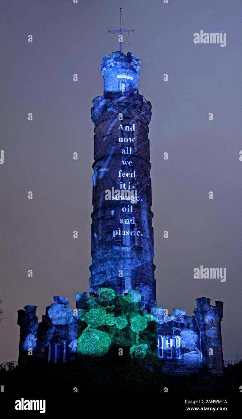 Messaggio dal cielo, illuminare e animare Monumento Nelson, Calton Hill, Edimburgo, Scozia, scrittore: Robin Robertson, Musica: Alasdair Roberts, proiezione: lato luminoso Studios.Robin Robertson's "diecimila miglia di bordo" ci conduce in un viaggio in Scozia la grande isola e geografia costiera, incorporante riflessioni personali su ciò che rende il paese del paesaggio balneare in modo solidale alla Scozia identità come una nazione dell'isola. Robertson narra il suo pezzo mentre il compositore Alasdair Roberts crea un raccordo partitura musicale ispirato da ceppi di musica scozzese. Foto Stock