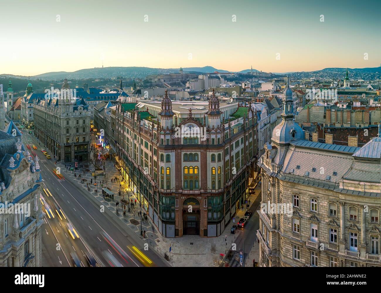 Europa Ungheria Budapest cortile parigino. Burdern casa costruita tra il 1909-12. Renewd 2019. Hotel Foto Stock