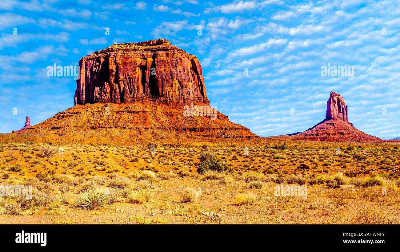 Le torreggianti formazioni arenarie del West Mitten Butte, Merrick Butte, Est Mitten Buttes in Monument Valley Navajo Tribal Park il paesaggio del deserto Foto Stock
