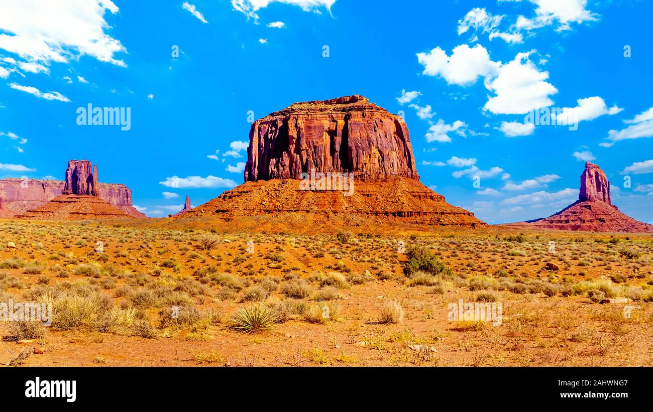 Le torreggianti formazioni arenarie del West Mitten Butte, Merrick Butte, Est Mitten Buttes in Monument Valley Navajo Tribal Park il paesaggio del deserto Foto Stock