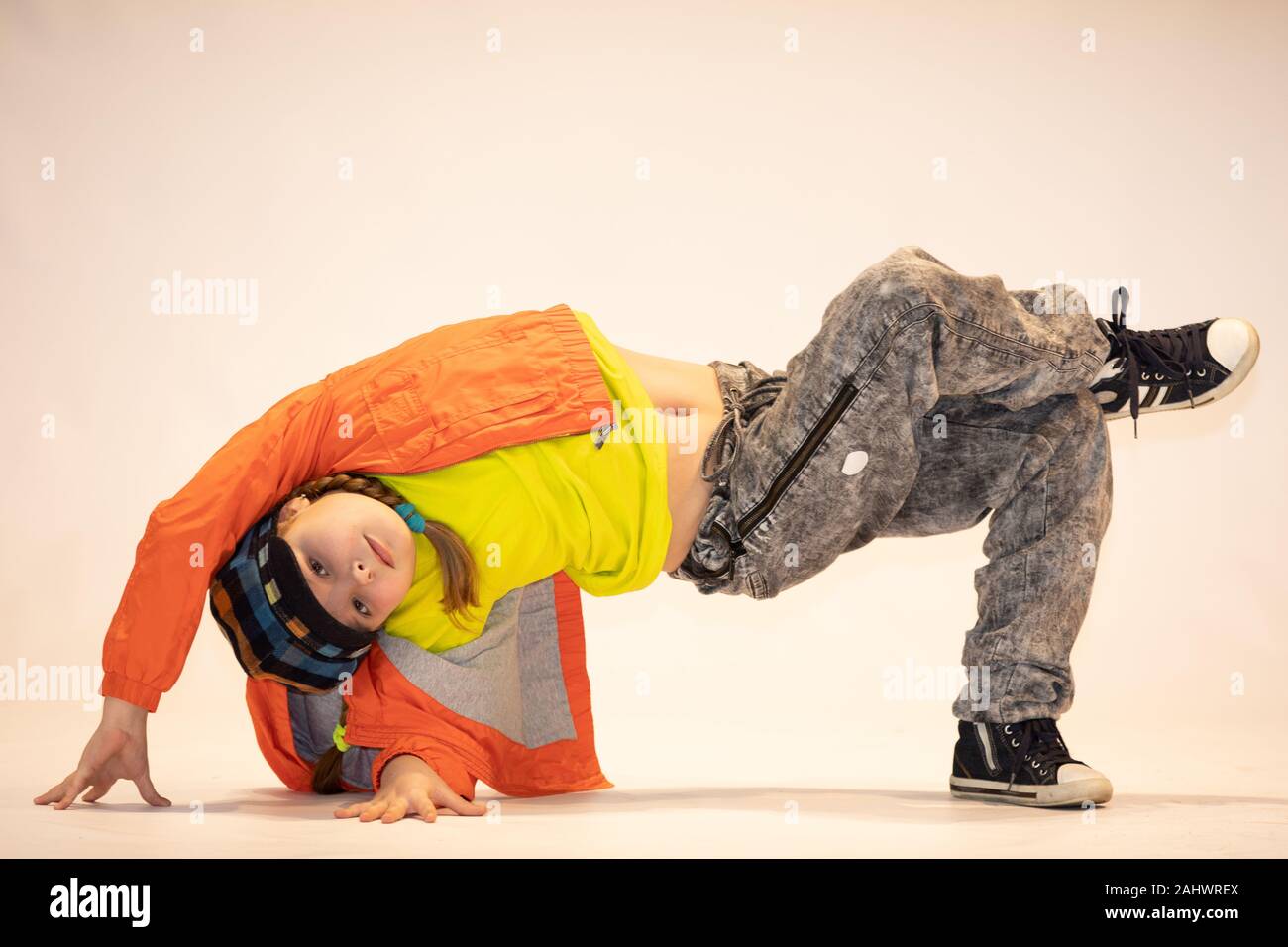 Ragazza in un unica posizione di danza, breakdance kid, una bambina esegue  breakdance, un bambino in un unica danza acrobatica pongono Foto stock -  Alamy