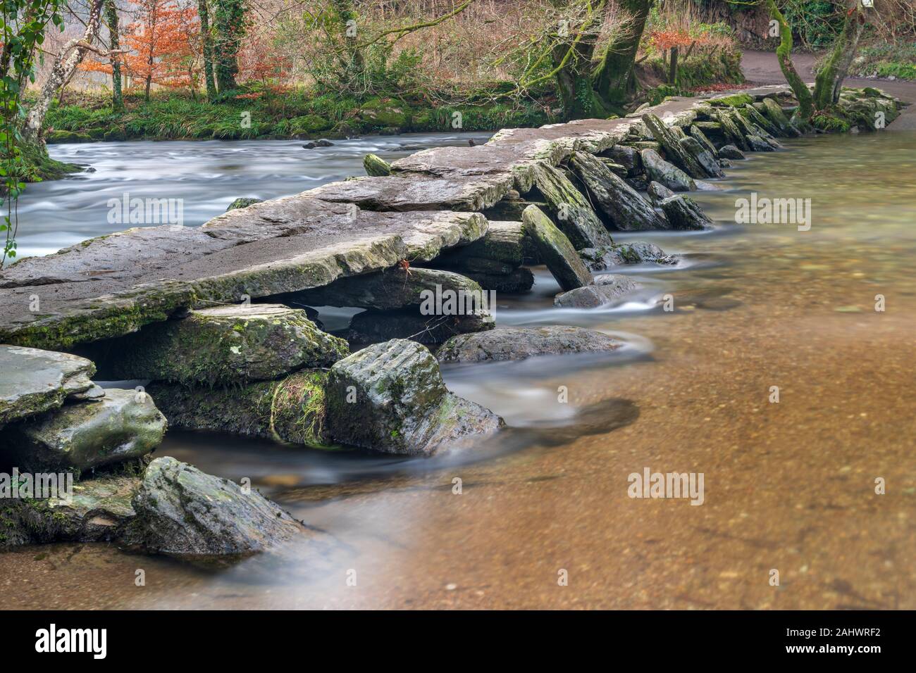 La Tarr passi è un battaglio ponte che attraversa il fiume Barle nel Parco Nazionale di Exmoor, Somerset, Inghilterra. Foto Stock