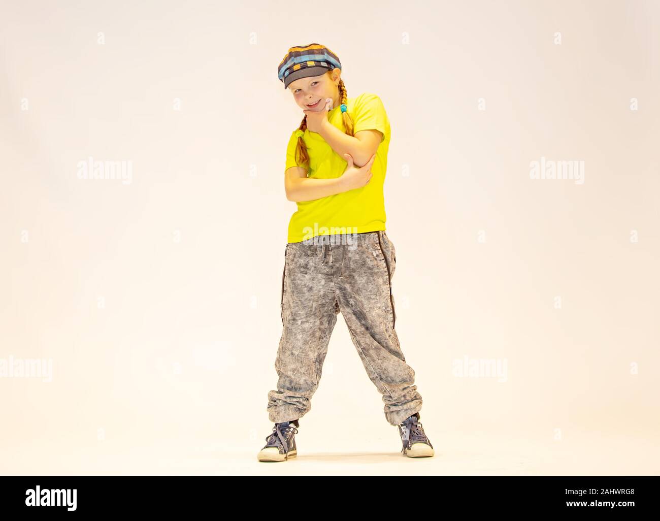 Bambina nello stile di hip hop, modello di moda su sfondo bianco Foto stock  - Alamy