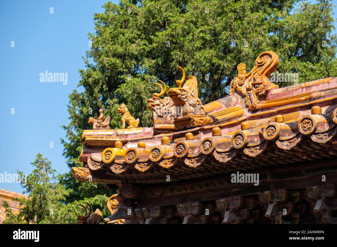 Dettaglio di orange tetto di tegole nella Città proibita a Pechino, Cina Foto Stock