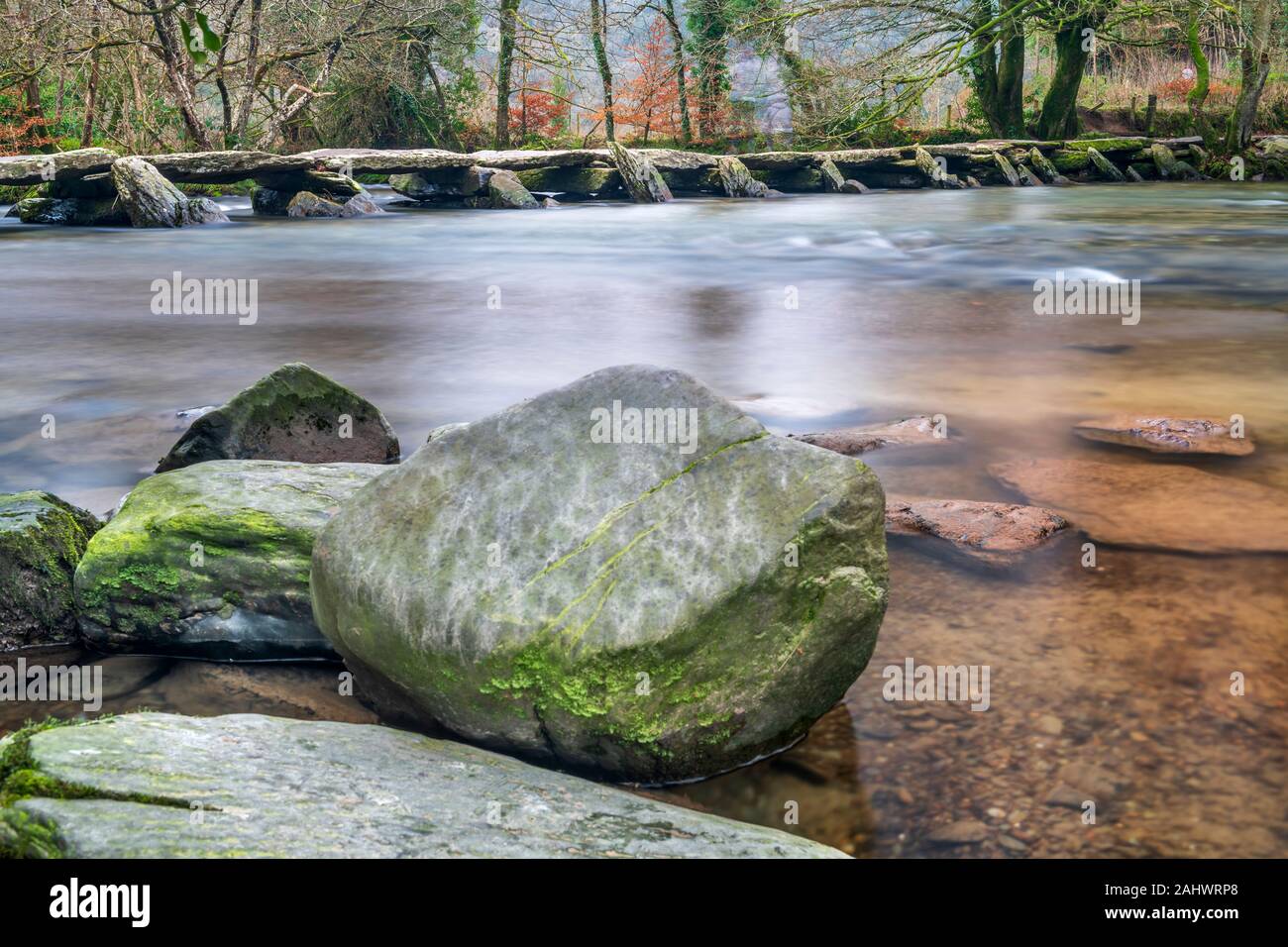 La Tarr passi è un battaglio ponte che attraversa il fiume Barle nel Parco Nazionale di Exmoor, Somerset, Inghilterra. Foto Stock