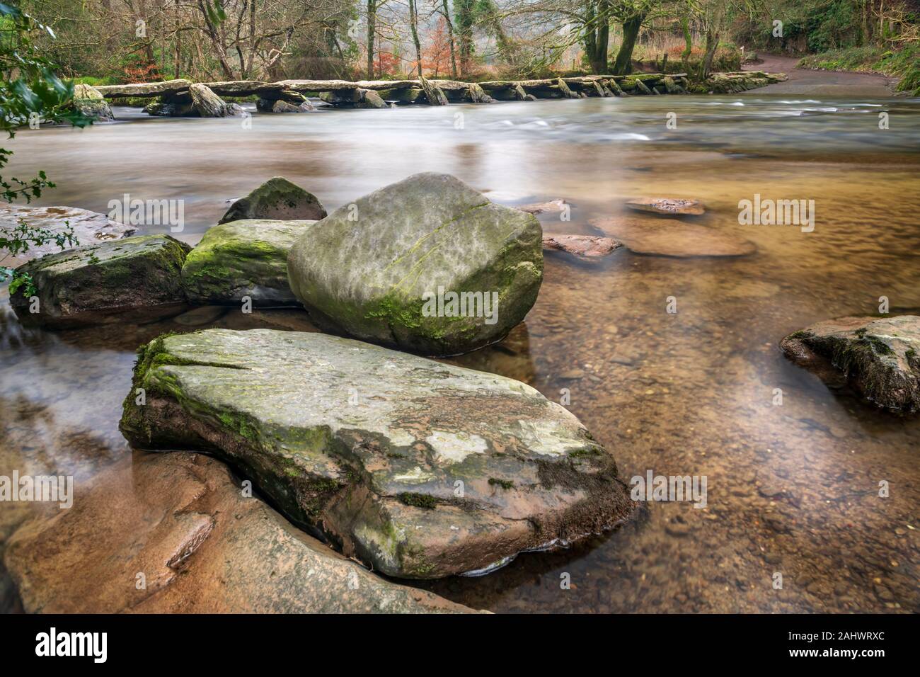 La Tarr passi è un battaglio ponte che attraversa il fiume Barle nel Parco Nazionale di Exmoor, Somerset, Inghilterra. Foto Stock