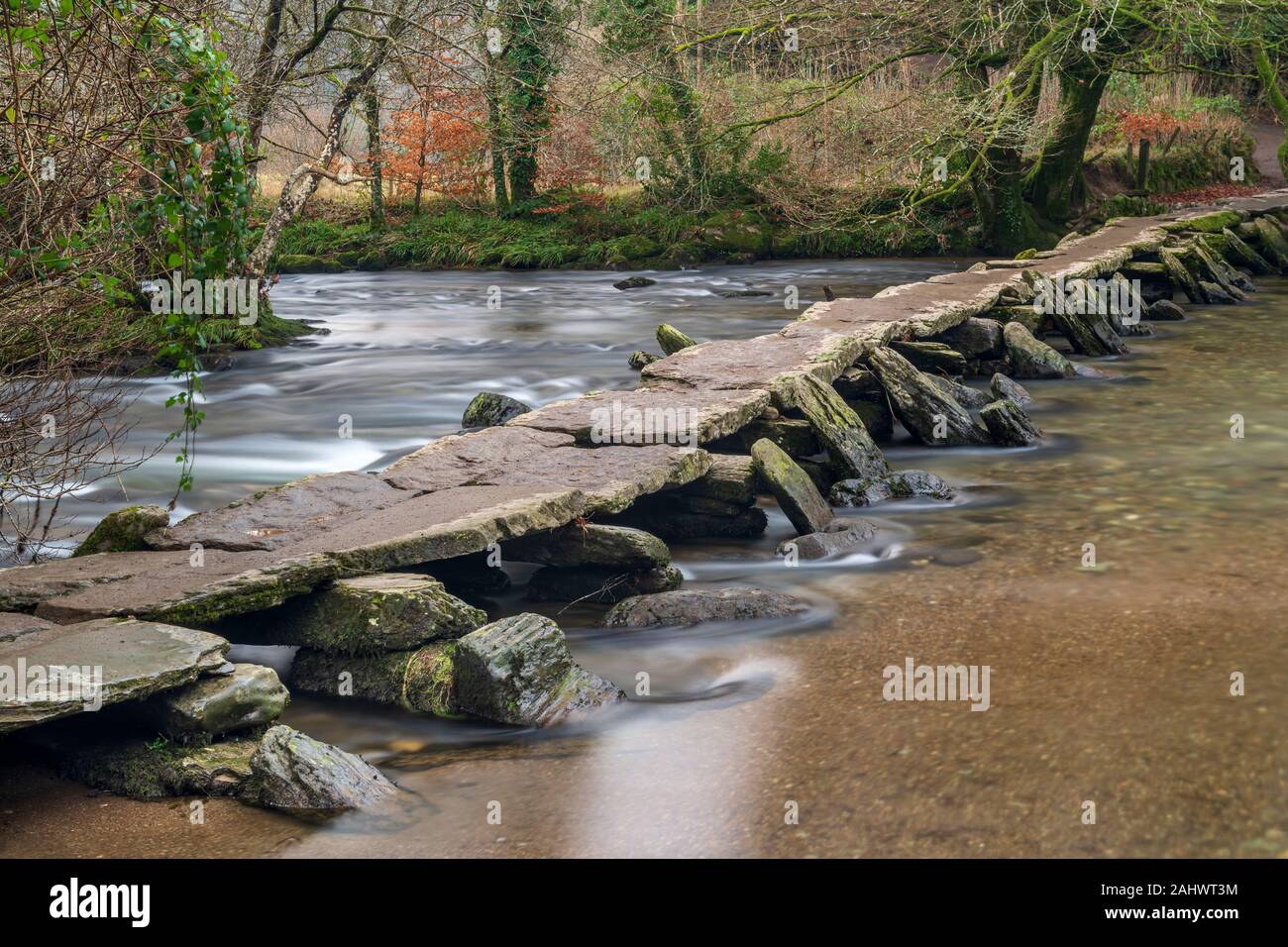 La Tarr passi è un battaglio ponte che attraversa il fiume Barle nel Parco Nazionale di Exmoor, Somerset, Inghilterra. Foto Stock
