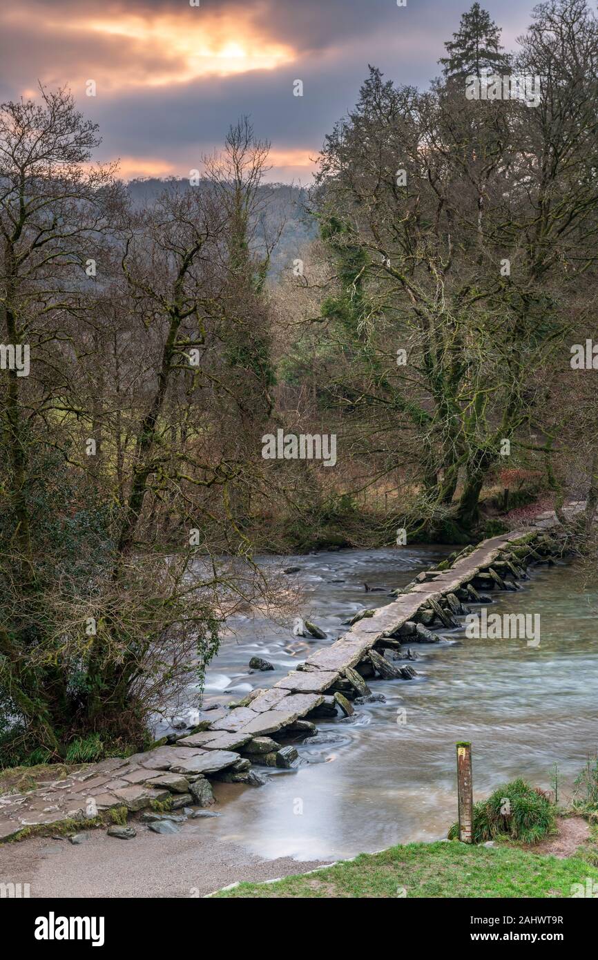 La Tarr passi è un battaglio ponte che attraversa il fiume Barle nel Parco Nazionale di Exmoor, Somerset, Inghilterra. Foto Stock