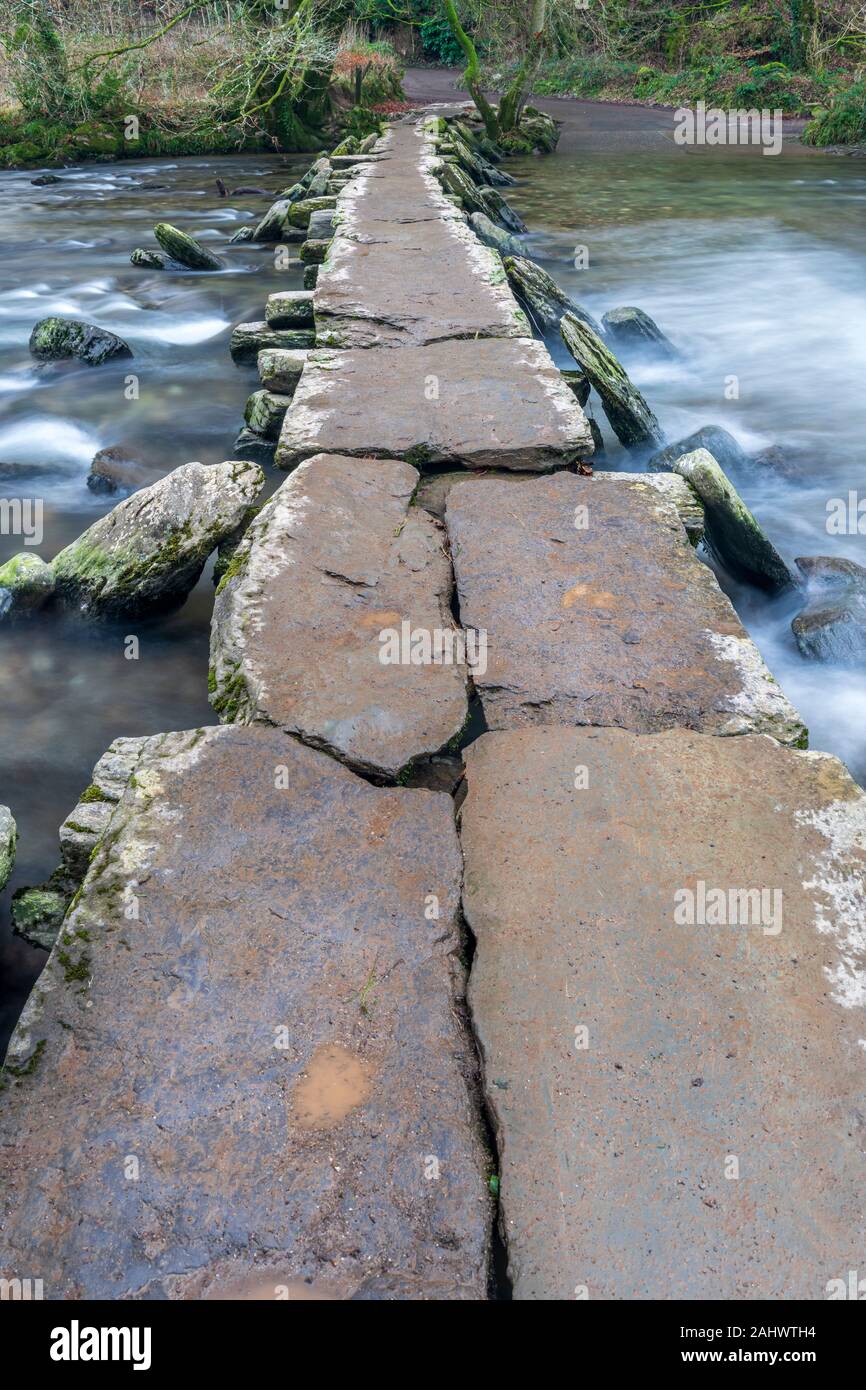 La Tarr passi è un battaglio ponte che attraversa il fiume Barle nel Parco Nazionale di Exmoor, Somerset, Inghilterra. Foto Stock