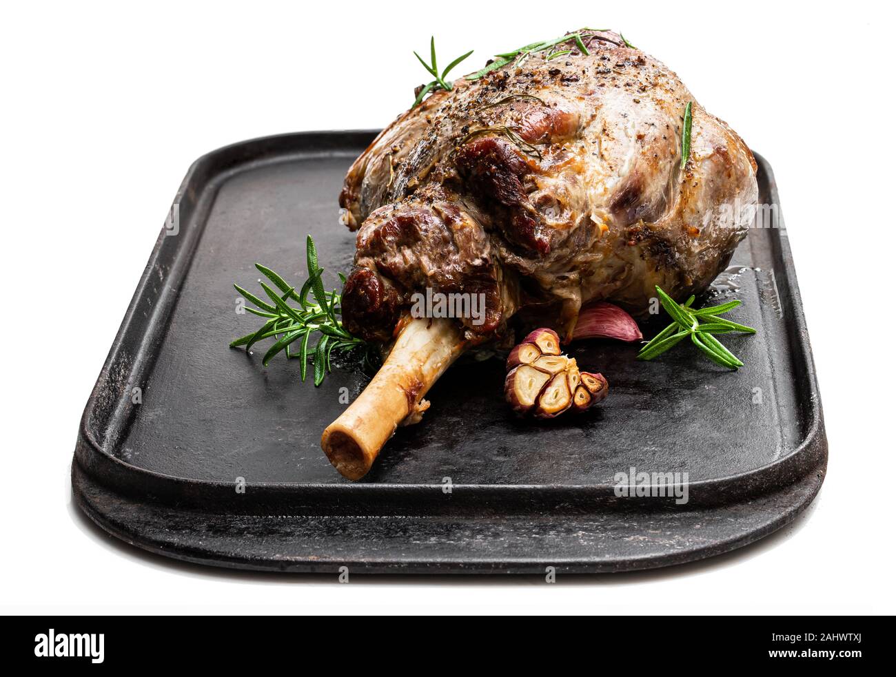 Intero arrosto di agnello della gamba sul vassoio grill isolato su bianco Foto Stock