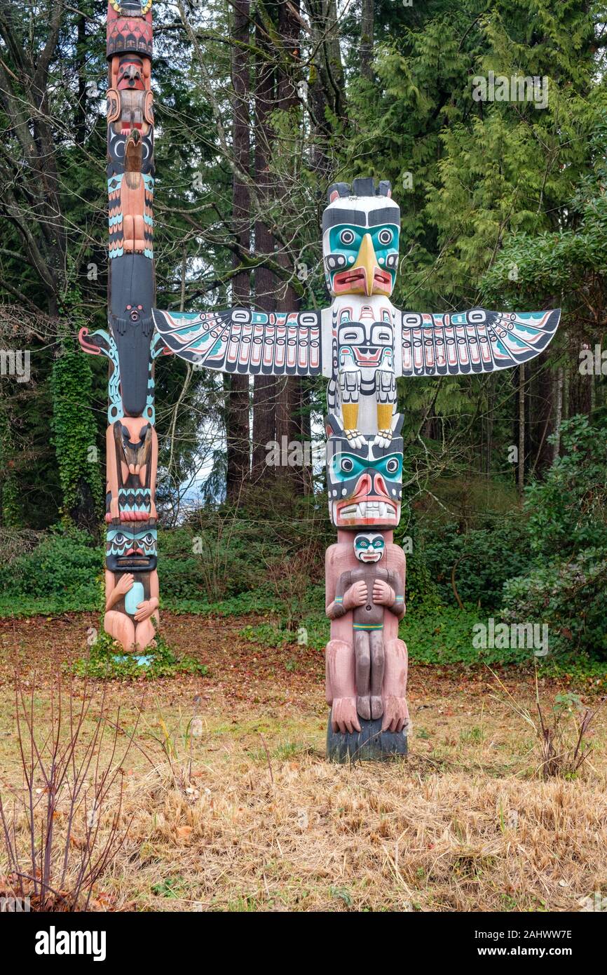 Thunderbird House Post totem pole di Stanley Park, Vancouver, British Columbia, Canada. Originale da Charlie James, replica da Tony Hunt (1987). Foto Stock