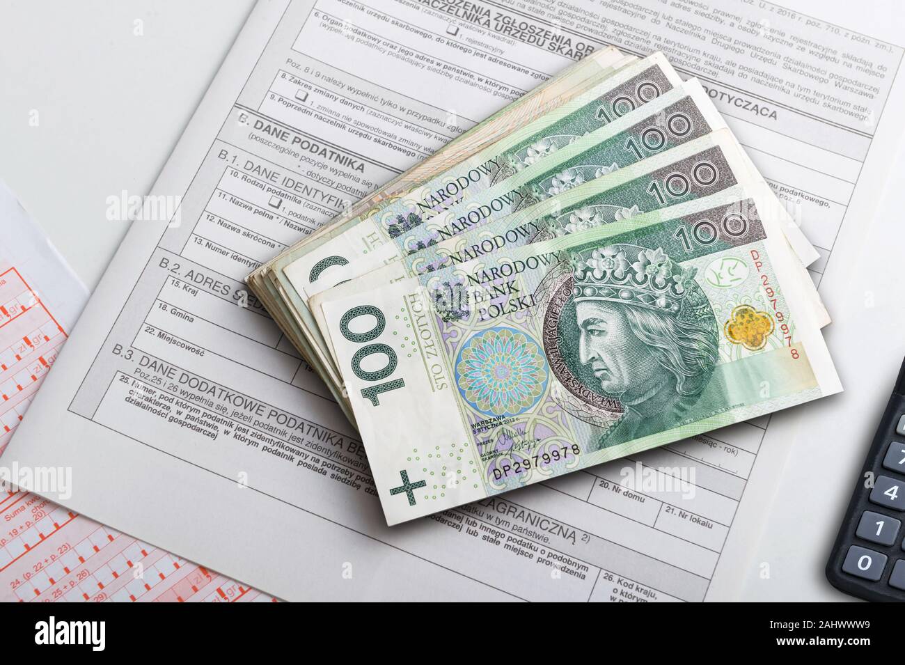 Pila di zloty polacco banconote sulla parte superiore di una forma di imposta Foto Stock