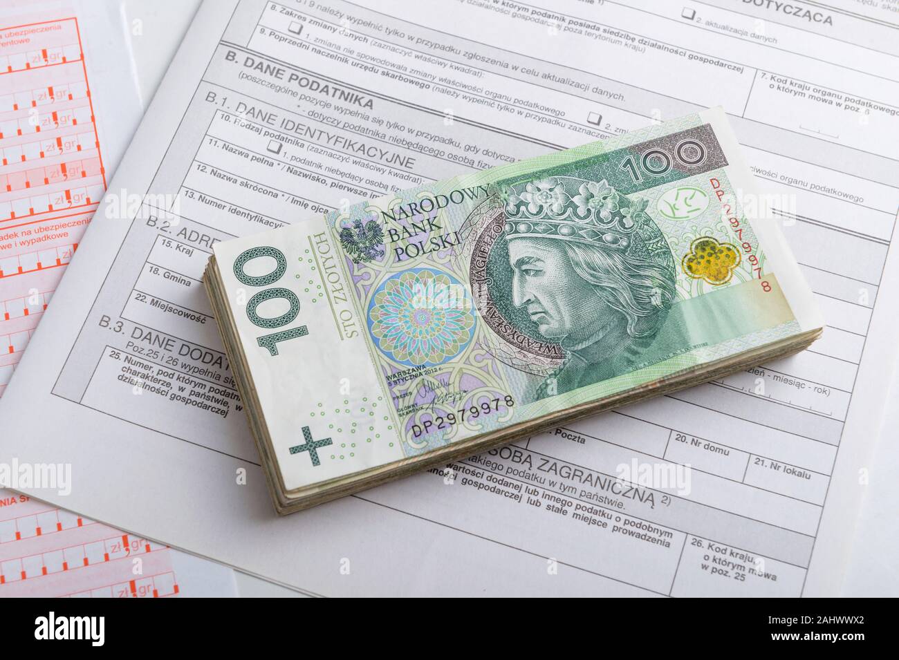 Pila di zloty polacco banconote sulla parte superiore di una forma di imposta Foto Stock
