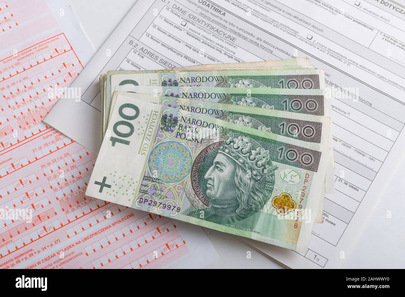 Pila di zloty polacco banconote sulla parte superiore di una forma di imposta Foto Stock