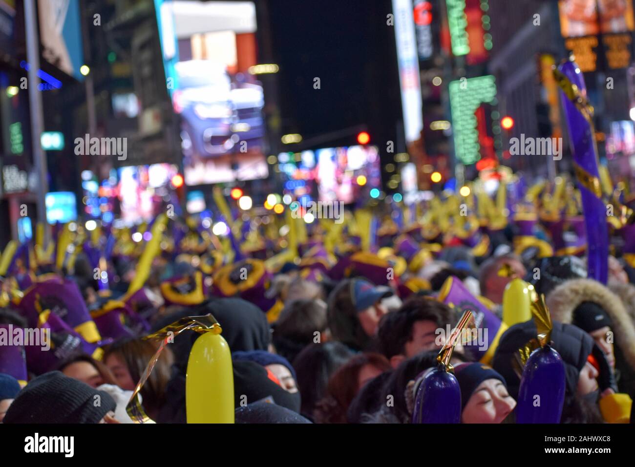 Milioni di partecipanti si riuniscono a Times Square a New York City per festeggiare il Capodanno sulla Foto Stock