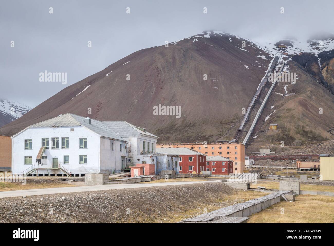Pyramiden, un russo abbandonata miniera di carbone insediamento Spitzbergen sull'arcipelago norvegese delle Svalbard nell'Artico, è stato chiuso nel 1998 Foto Stock