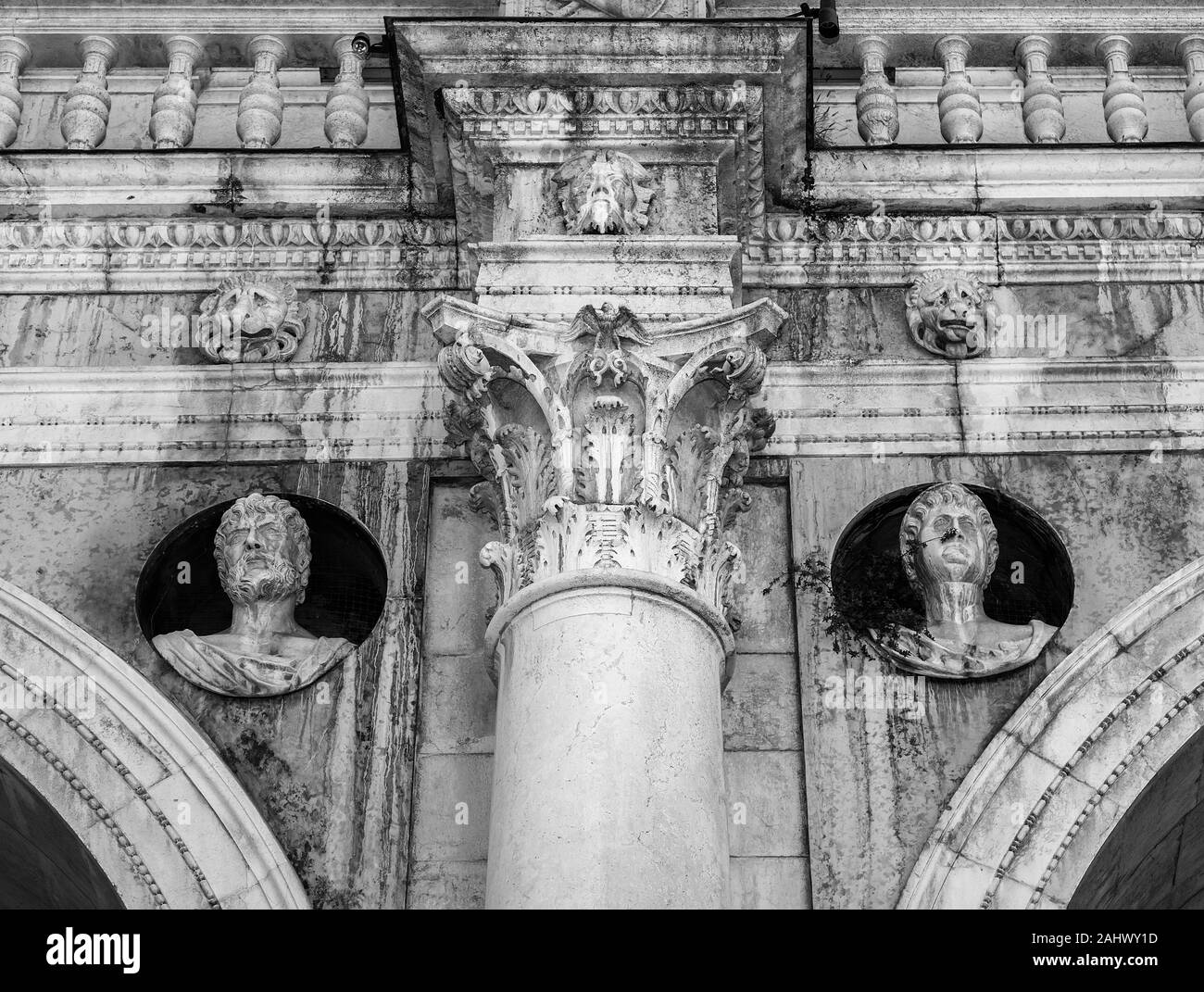 Particolare della facciata di un edificio storico Palazzo Loggia a Brescia. Italia Foto Stock