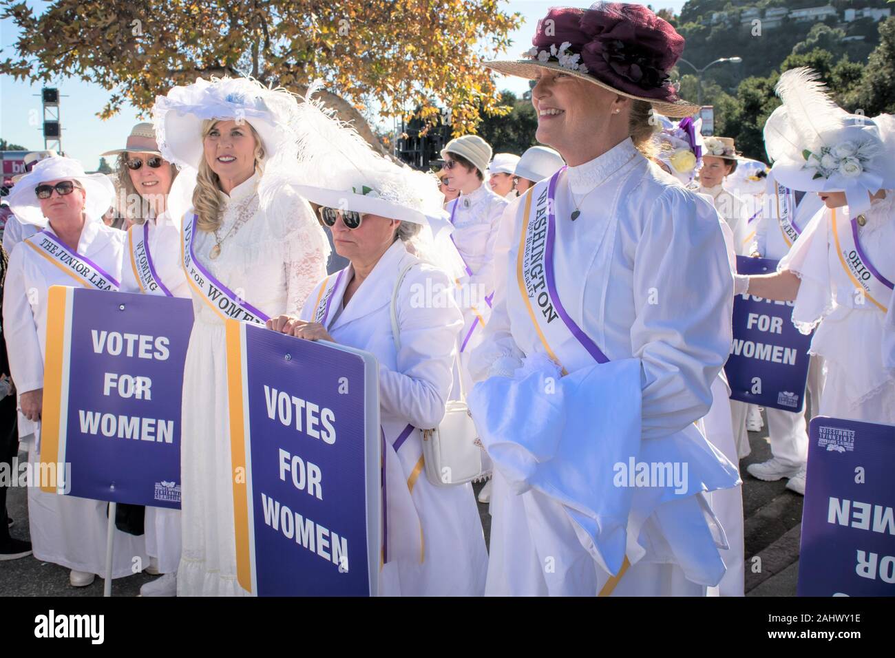Le donne hanno marciato dietro Rose Parade galleggiante di kick off 2020 Centennial omaggio a suffragists Foto Stock