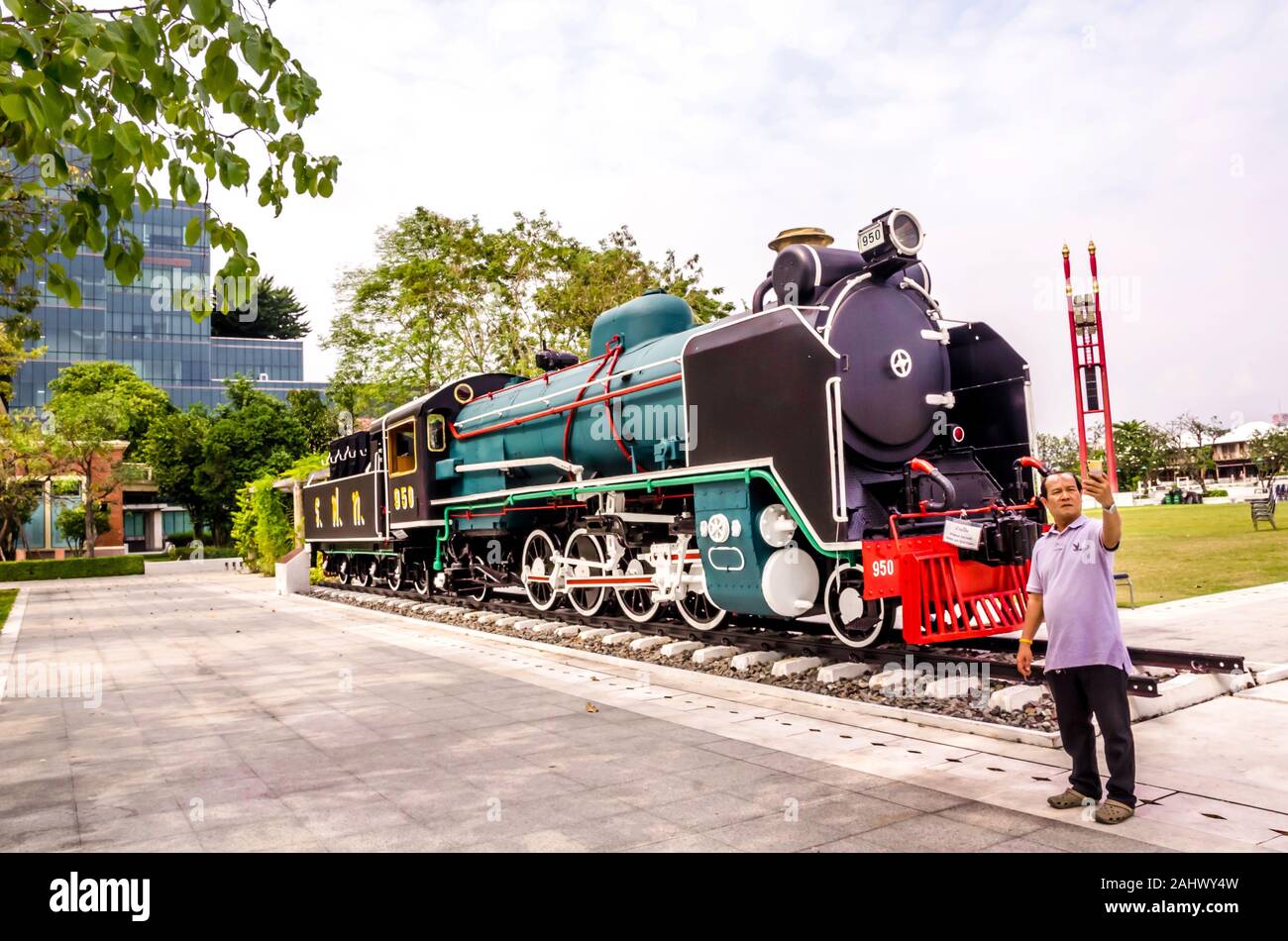 BANGKOK, Tailandia - 23 dicembre 2018: locomotiva a vapore visualizzato nella vecchia stazione di Thonburi a Bangkok Noi district, ora Siriraj Bimuksthan museo. Foto Stock