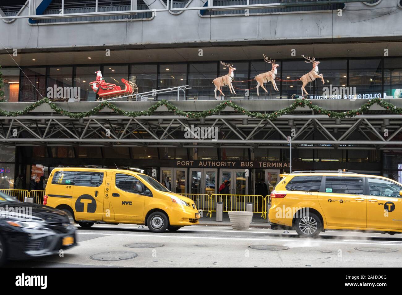 Decorazioni per le vacanze a Port Authority Bus Terminal, NYC Foto Stock