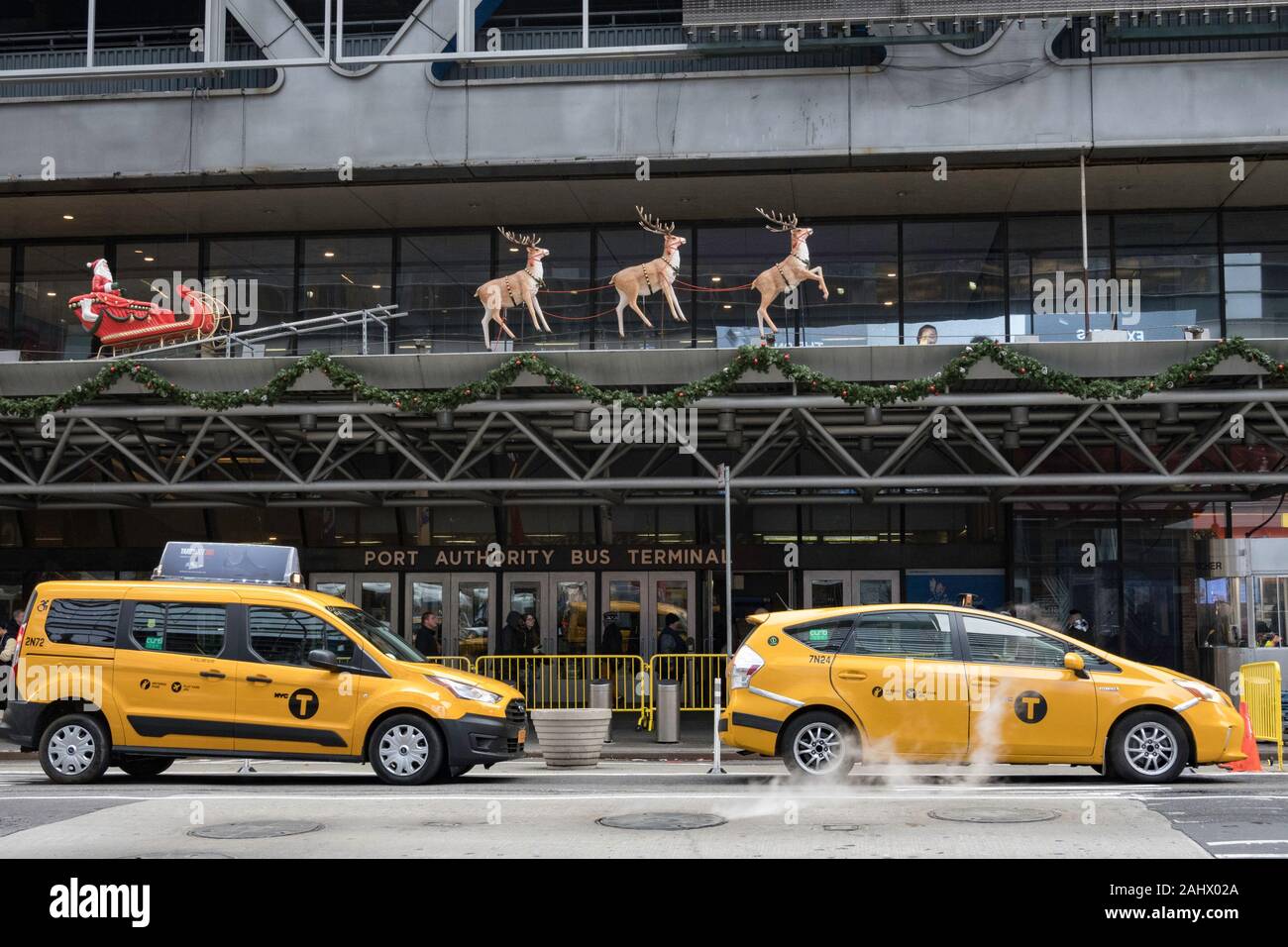 Decorazioni per le vacanze a Port Authority Bus Terminal, NYC Foto Stock