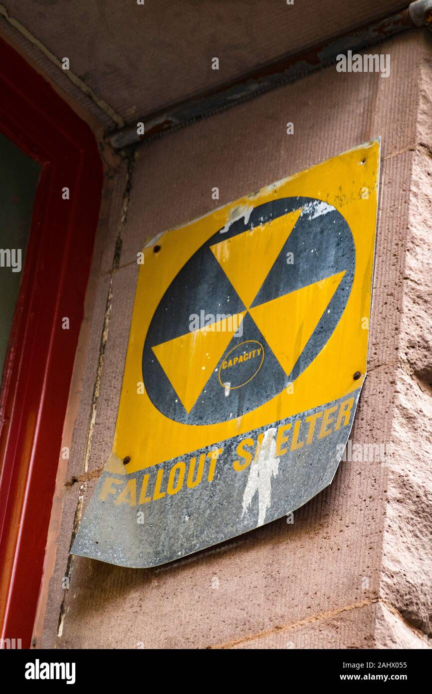 Difesa civile fallout shelter simbolo e segno, anni cinquanta, STATI UNITI D'AMERICA Foto Stock