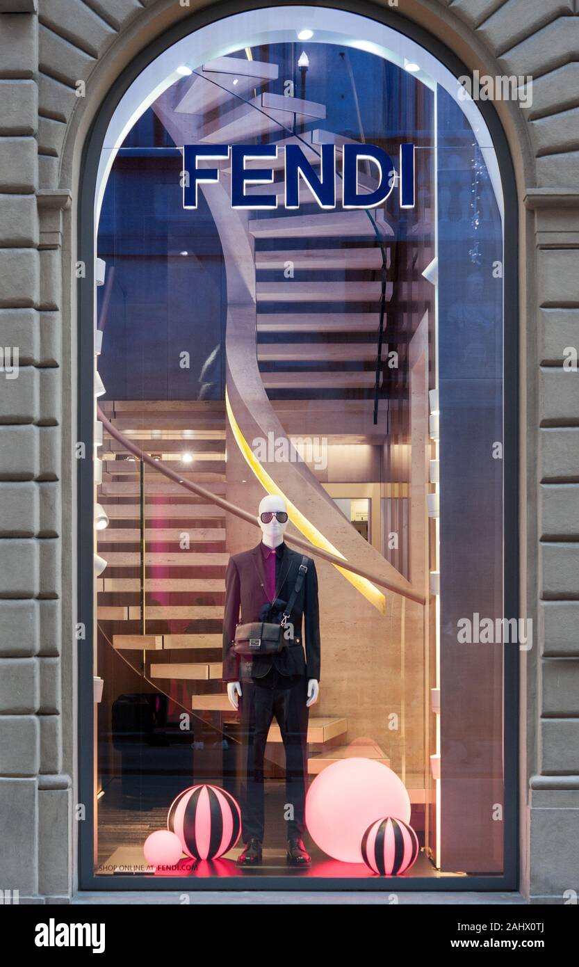 Firenze, Italia - 2019, Dicembre 31: Fendi boutique di moda windows nel centro della città di Firenze. Foto Stock