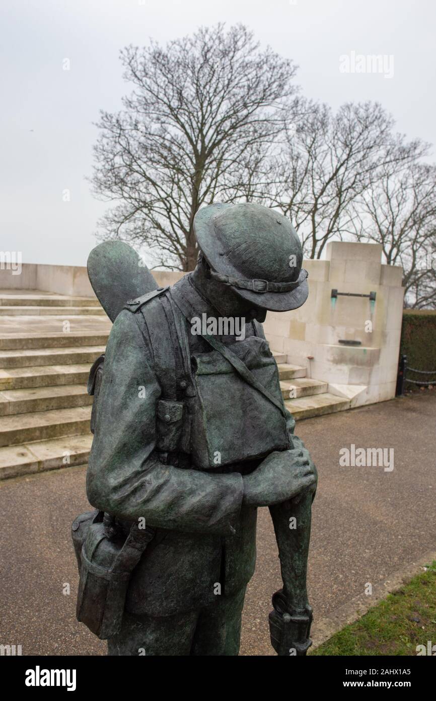 Lo stile di vita di una statua di una guerra mondiale I soldier presso il cenotafio di Southend-on-Sea, Essex. Lo scultore è Dave Taylor e la statua è stata svelata nel 2019 Foto Stock