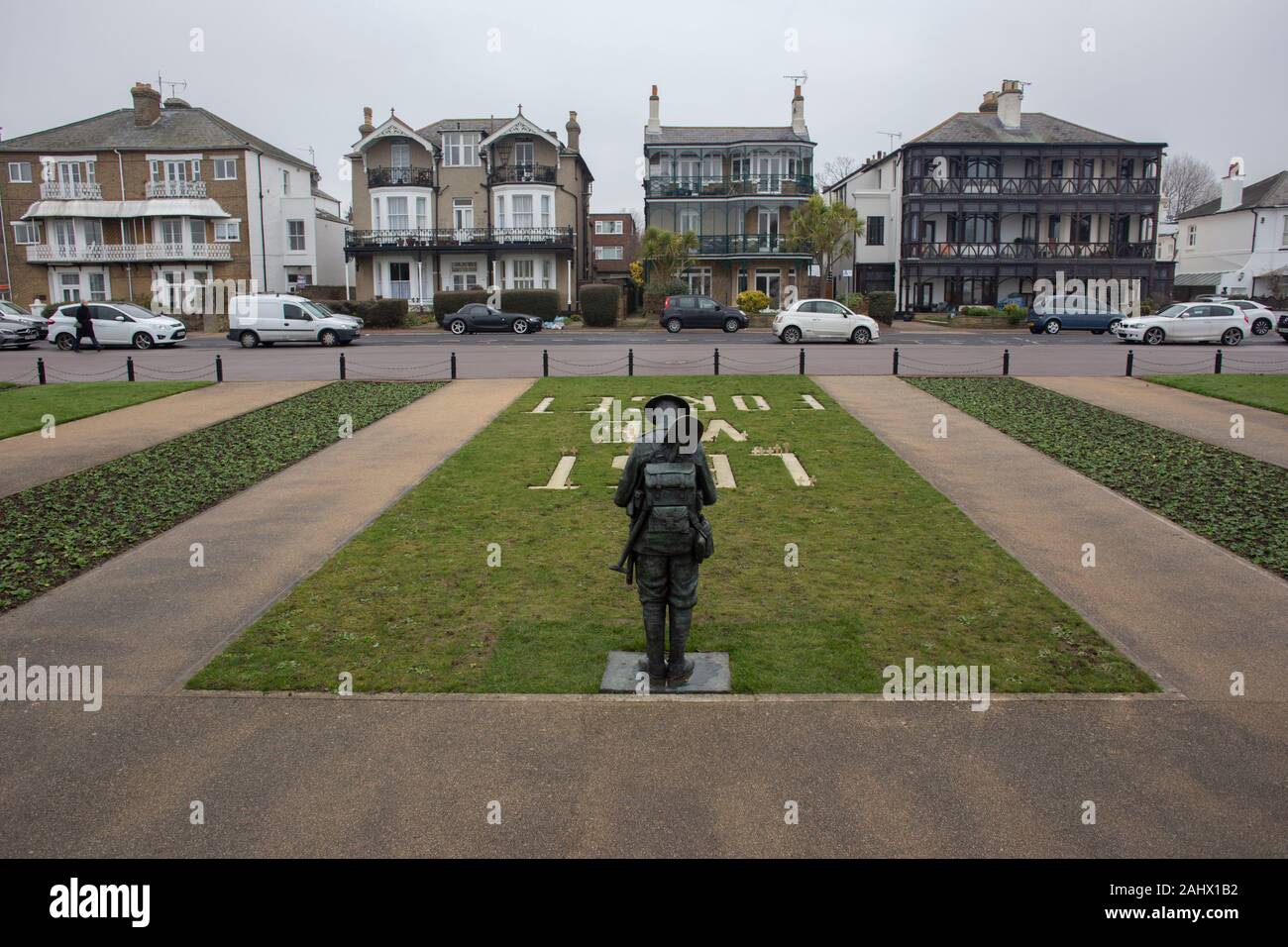 Lo stile di vita di una statua di una guerra mondiale I soldier presso il cenotafio di Southend-on-Sea, Essex. Lo scultore è Dave Taylor e la statua è stata svelata nel 2019 Foto Stock