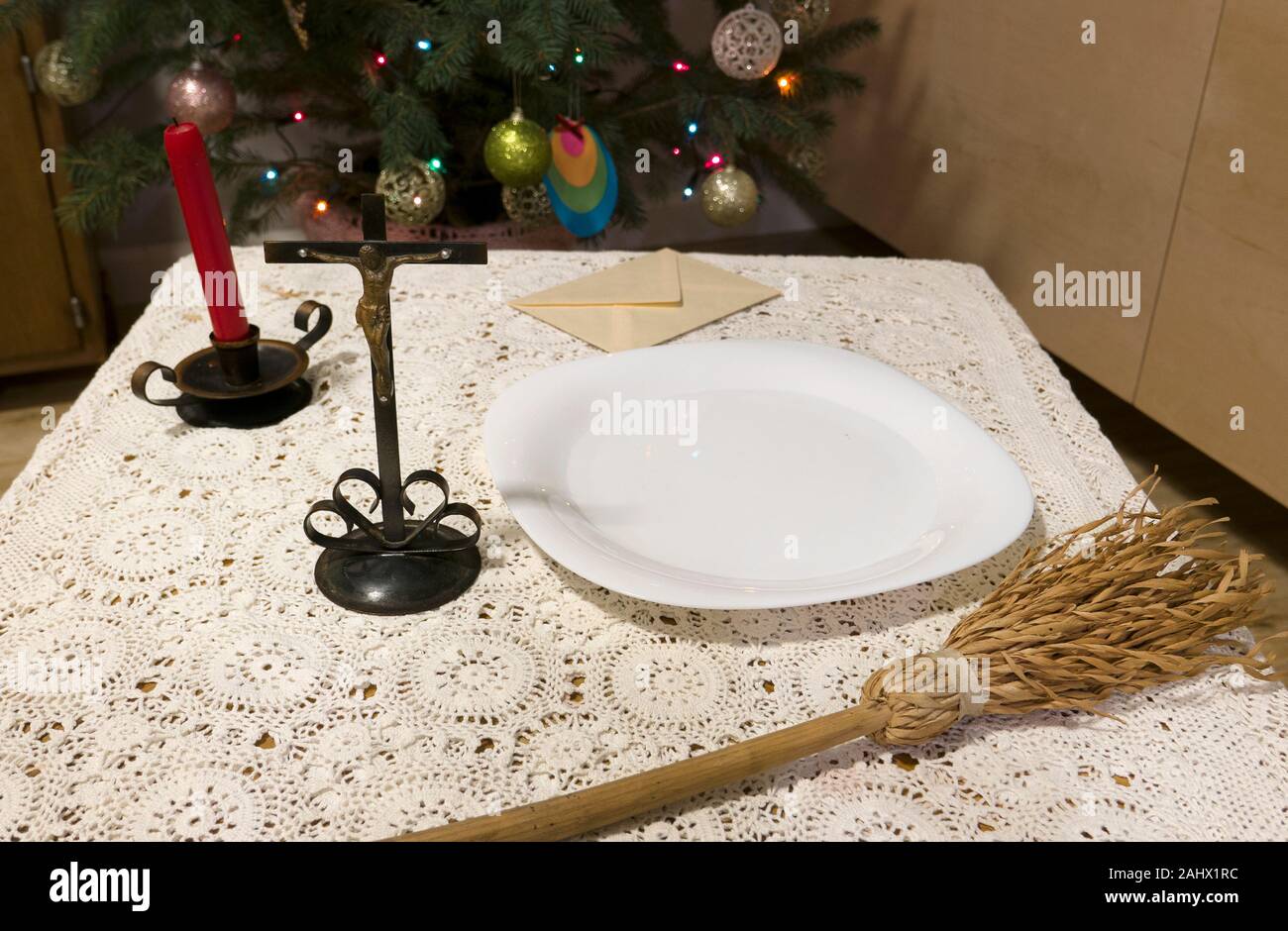 Visita Pastorale di articoli su una tabella: croce, l'acqua santa, sprinkler e la busta con donazione. La tradizione della Chiesa cattolica in Polonia chiamato koleda Foto Stock